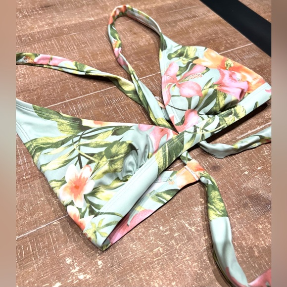 Kona Sol Leaf Print Cross Straps Bikini Top
Adjustable Back - Picture 2 of 6